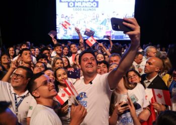Mil estudantes do Ganhando o Mundo iniciam preparação para intercâmbios em cinco países