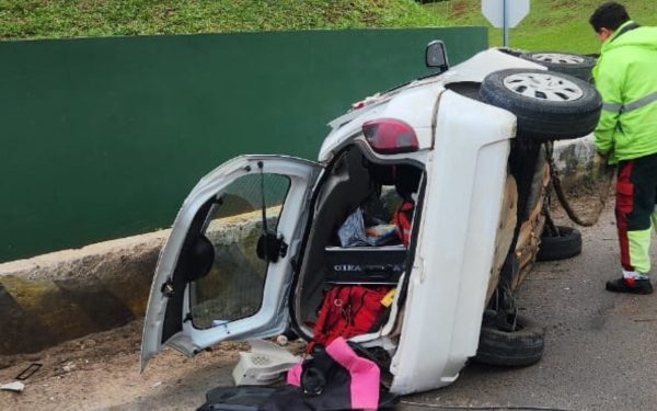 Após colisão com Fiesta, Celta ainda bateu em uma mureta de concreto (Foto: PRF)