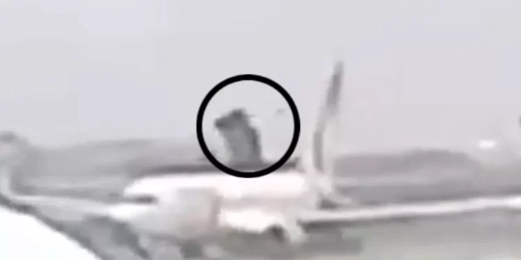 O avião foi atingido por pedaços de asfalto enquanto iniciava o procedimento de decolagem no Aeroporto de Navegantes. (Foto: Redes sociais)