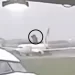 Pedaços de asfalto se desprendem e atingem avião durante decolagem
