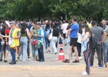 Com quase 4 milhões de inscritos, Enem começa neste domingo (5); veja detalhes