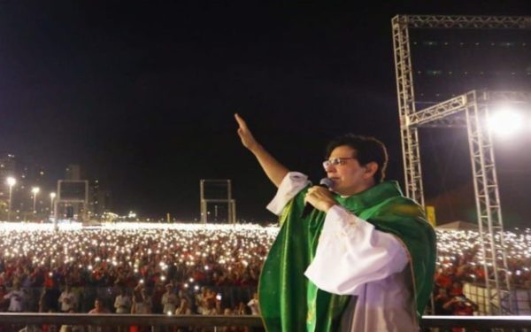 A notícia foi informada pela equipe do religioso por meio de um comunicado nas redes sociais. (Foto: @padremanzotti / Instagram