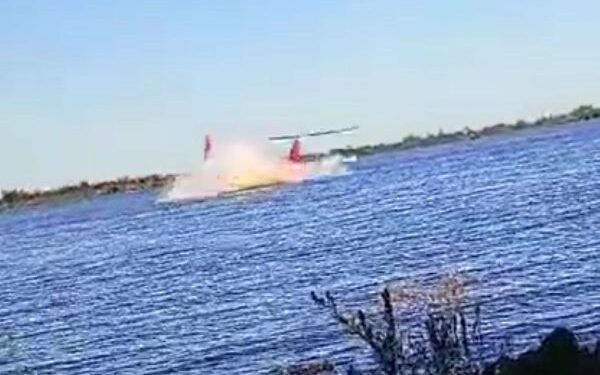 No momento do acidente, o helicóptero sobrevoava o rio Paraná, na Argentina (Foto: reprodução/redes sociais