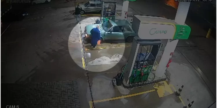 Suspeito foi flagrado em um posto com o galão de gasolina usado no crime (Foto: PCPR)