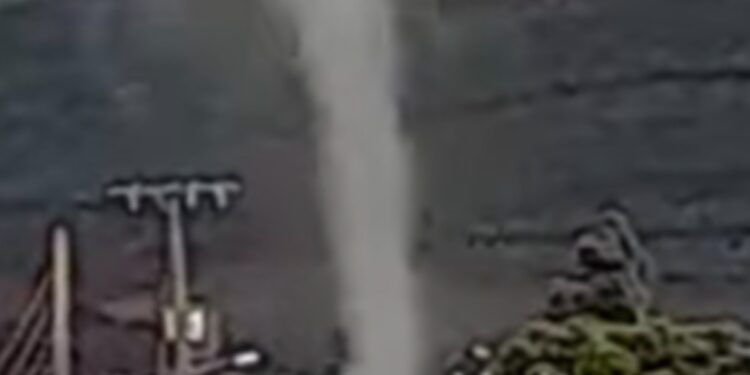 Tornado deixou estragos em uma comunidade de SC (Foto: Defesa Civil)