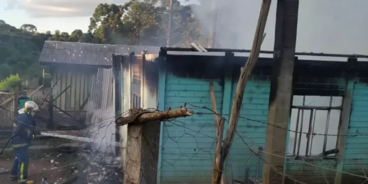 Casa ficou destruída pelas chamas (Foto: Corpo de Bombeiros)