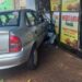 Paraná: Carro invade mercado após bater em outro veículo