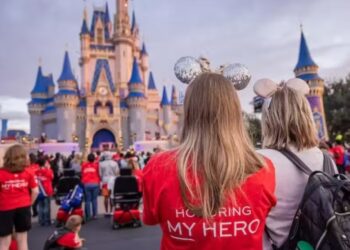 Ator bilionário leva 700 famílias órfãs de pai para brincar na Disney