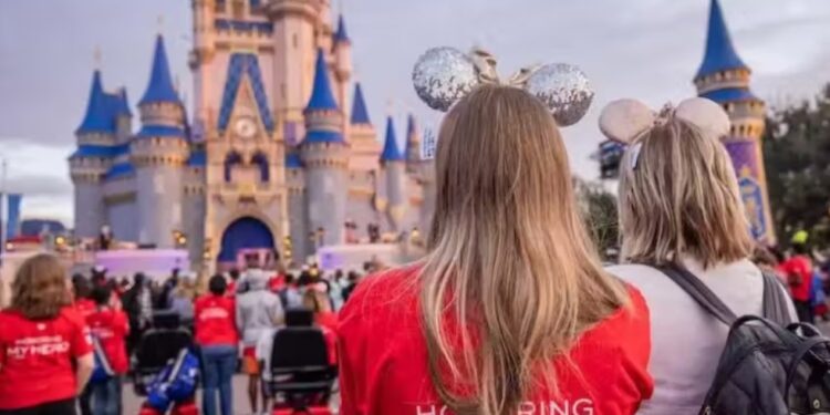 O ator bilionário levou famílias órfãs da guerra para a Disney World de graça. Surpresas e alegria na viagem. Foto: reprodução/Walt Disney World