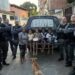 Policiais compram bolo para garotinha sem condição de fazer festa; VÍDEO