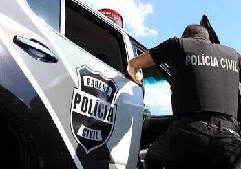 Homem vai registrar boletim de ocorrência e acaba preso por porte ilegal de arma