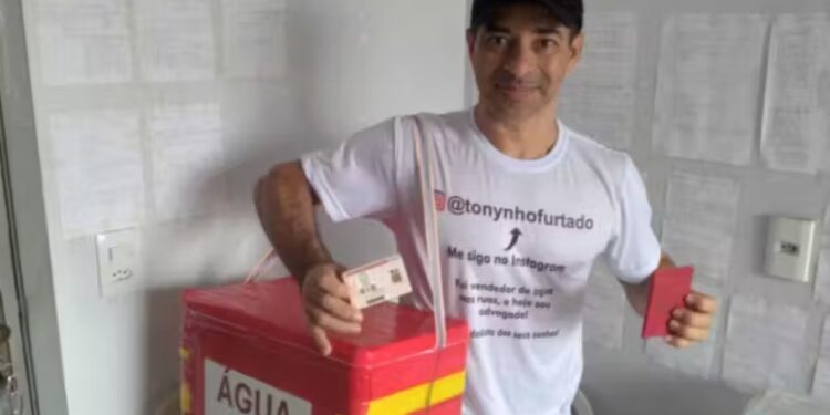Antônio trabalhou como ajudante de pedreiro e vendeu água para conseguir pagar o curso de Direito, se formou e tirou a carteirinha da OAB. - Foto: reprodução/ Arquivo Pessoal