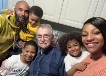 Família ‘adota’ vizinho sozinho no mundo e idoso ganha família