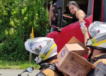 Forças de Segurança auxiliam no atendimento às famílias durante congestionamento da BR-277