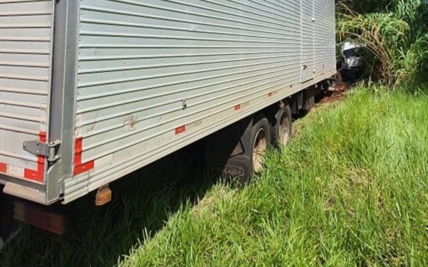 O caminhão atingiu o carro, que fazia uma conversão na pista. (Foto: PRF)