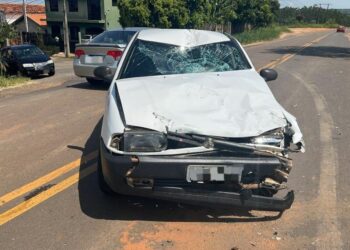 Jovem de 19 anos fica ferido após acidente entre carro e moto em Siqueira Campos