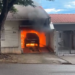 Carro pega fogo dentro de garagem em residência no Paraná