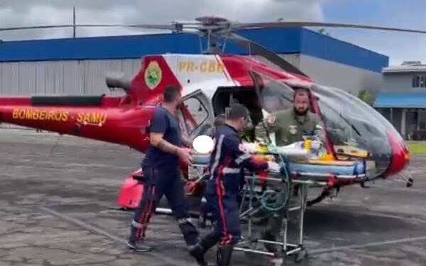 vítima foi levada de helicóptero até o hospital em Paranaguá. (Foto: Reprodução/Corpo de Bombeiros)