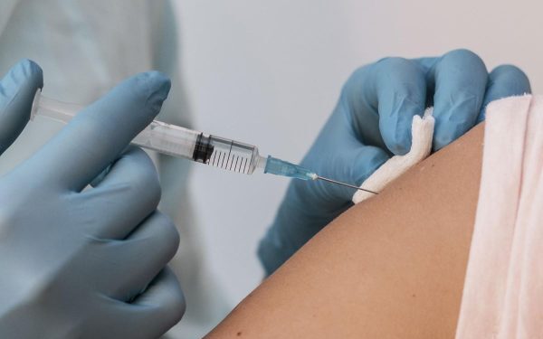 A vacinação para a dengue está disponível tanto pelo SUS quanto particular