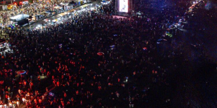 Show de Simone Mendes levou 152 mil pessoas à Praia de Caiobá, em Matinhos (Foto: Roberto Dziura Jr/AEN)