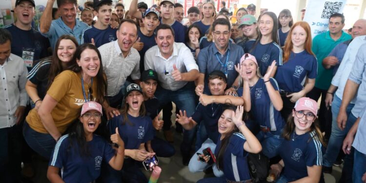 Governador assina decreto que regulamenta cooperativas nos colégios agrícolas e florestais
Foto: Jonathan Campos/AEN