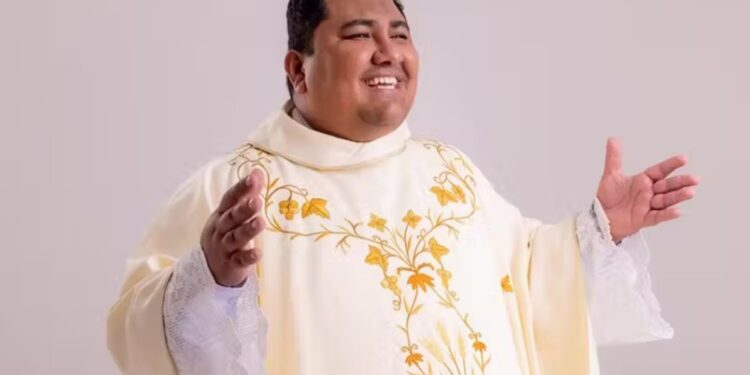 Aprovado no Enem, o padre Raimundo Nonato está de mudança de Teresina para Campinas, em São Paulo, para iniciar o curso de Medicina. - Foto: reprodução/Felícia Araújo