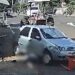 Mulher atropela dois homens sentados na calçada no Paraná