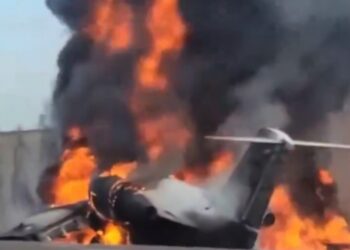Avião cai em rodovia e mata duas pessoas após sofrer falha nos motores
