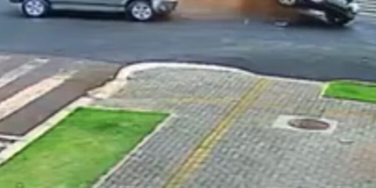 Carro do Google Street View foi atingido na lateral por uma Ecosport e tombou de lado. ( Foto; Reprodução)