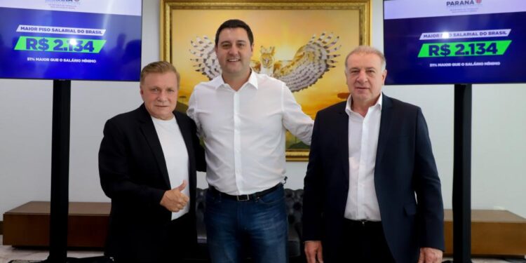 Governador Carlos Massa Ratinho Jr Assina maior piso salarial do Brasil. Foto: Ari Dias/AEN