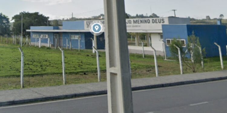 Os homens foram baleados em um campo de futebol (Foto: Google Street View)