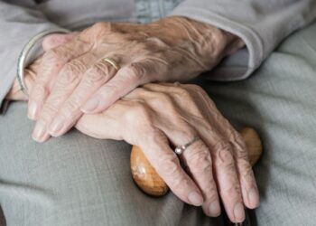 Idosa de 87 anos morre de fome após morte do filho que cuidava dela