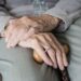 Idosa de 87 anos morre de fome após morte do filho que cuidava dela