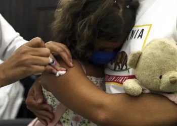 Cobertura vacinal completa contra covid em crianças não chega a 12%