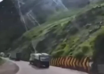 Caminhões são esmagados por rochas durante deslizamento em rodovia