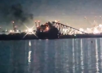 Ponte é atingida por navio e desaba nos EUA; bombeiros procuram por vítimas
