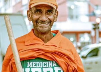 Filho de gari faz medicina na UFPR e pai viraliza nas redes sociais; assista