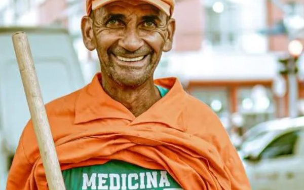 O gari usa a camiseta do filho que faz medicina de baixo do uniforme. (Foto: Instagram/@photosnarua