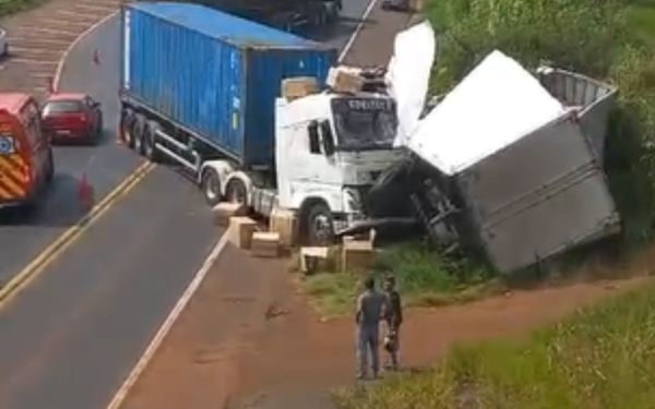 Corpo de Bombeiros e PRF foram até a BR-376 para atender acidente (Foto: Redes Sociais)