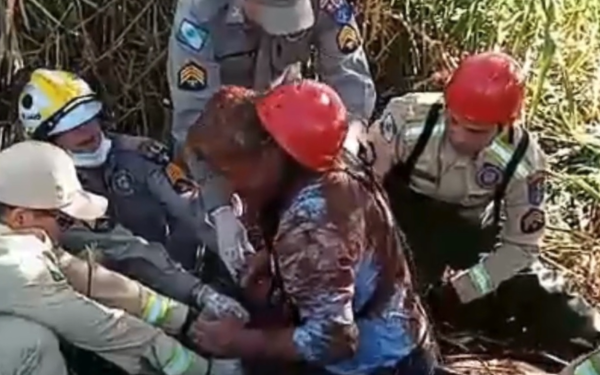 O homem foi resgatado pelo Corpo de Bombeiros de Cambé (Vídeo: Reprodução/@vereadorjotamattos