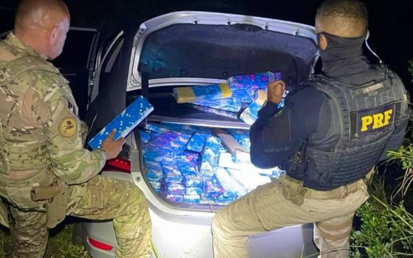 Suspeito pulou do veículo em movimento e conseguiu escapar dos policiais durante perseguição (Foto: PRF)