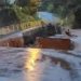 Ponte é arrastada por correnteza enquanto prefeita gravava vídeo de alerta “Assista o vídeo”