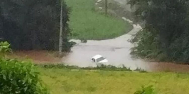 Um casal morreu após o carro onde estavam ser arrastado pela correnteza no município de Bela Vista da Caroba (PR), durante o temporal no Paraná. A morte aconteceu na última sexta-feira (3).