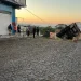 Caminhão desengrena, colide com letreiro e tomba na PR-092 em Siqueira Campos