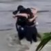 Amigos se abraçam momentos antes de serem arrastados por enchente