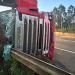 Caminhoneiro morre após tombar veículo e atingir guard rail na BR-376, no Paraná