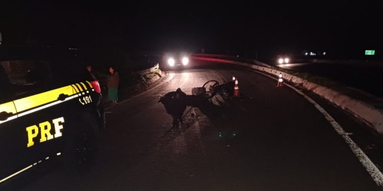 Ciclista de 48 anos morreu no local do acidente (Foto: PRF)