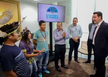 Governador recebe 1ª aluna indígena selecionada para o programa Ganhando o Mundo