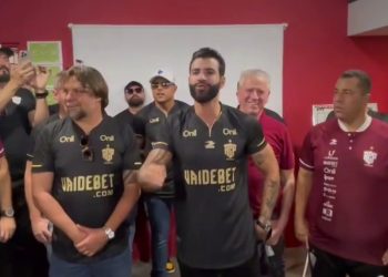 Gusttavo Lima ataca de técnico e discursa para jogadores do Paranavaí: “Sangue no olho”