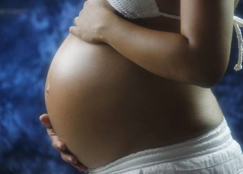 Paraná: Mãe é condenada por permitir relacionamento de adolescente; filha engravidou